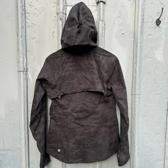 Lululemon The Rain Is Calling Jacket, size 6 - Picture 11 of 16